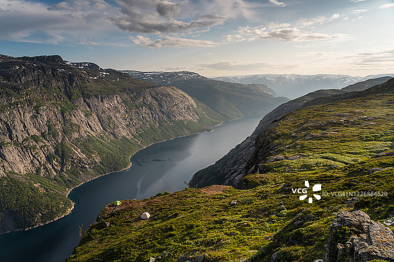 通往挪威奥达夏季巨舌岩途中美丽的山脉和峡湾风光图片素材