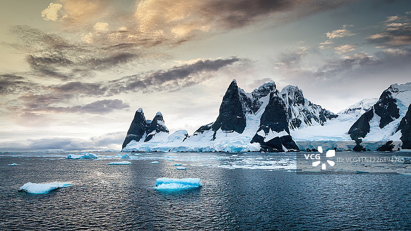 南极洲冰川山脉日出黄昏全景图图片素材