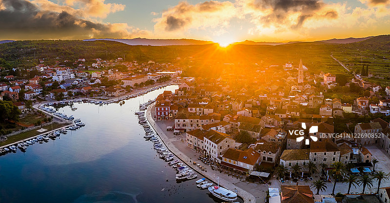 克罗地亚赫瓦尔岛斯塔里格勒的日落航拍景色图片素材
