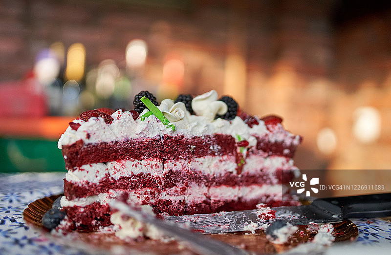 木板上的红色天鹅绒蛋糕，草莓蛋糕图片素材