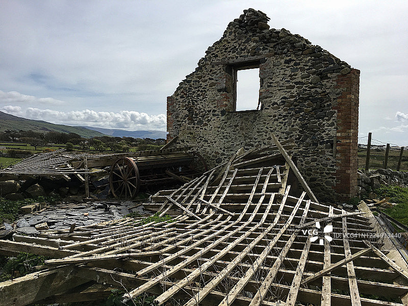 倒塌的谷仓屋顶椽木图片素材