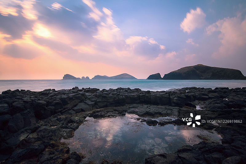 韩国济州岛兄弟岛日出景色图片素材