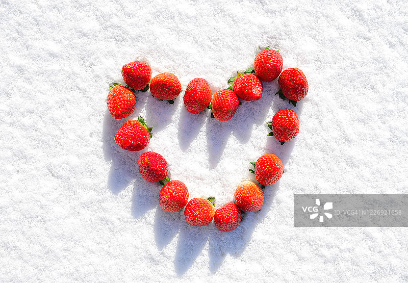 雪地草莓组成的心形图片素材