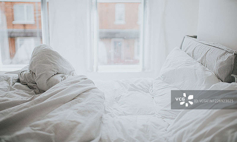 未整理的床铺图片素材