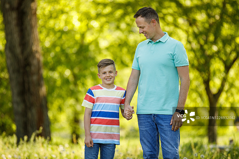 快乐的父子在户外享受时光图片素材