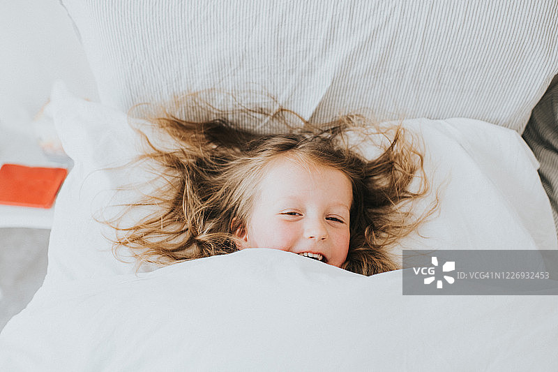 在床上的女孩图片素材