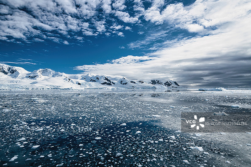 南极半岛冰川与冰冻水域图片素材