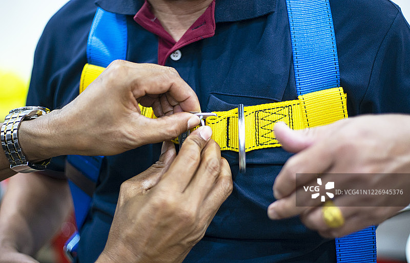 带反光的工业安全带设备图片素材