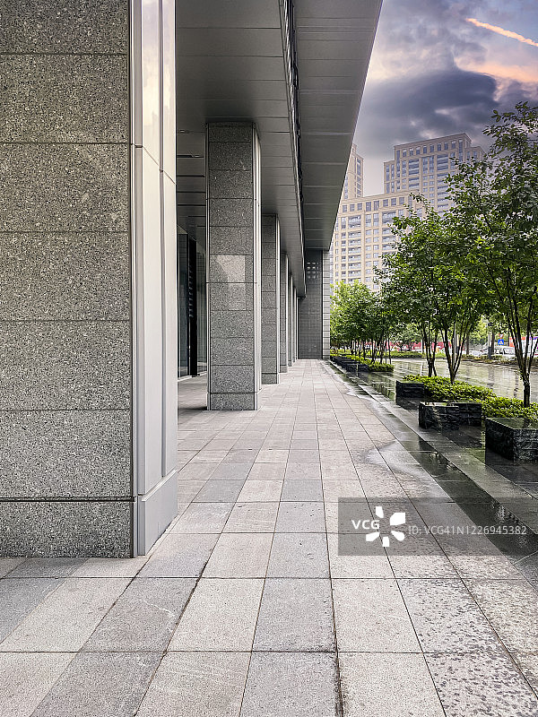 夕阳下的建筑外墙图片素材