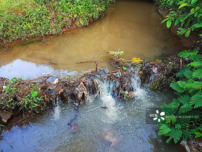 河流中的垃圾图片素材