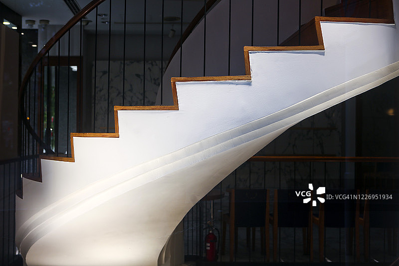 疫情期间关闭的精品店楼梯图片素材