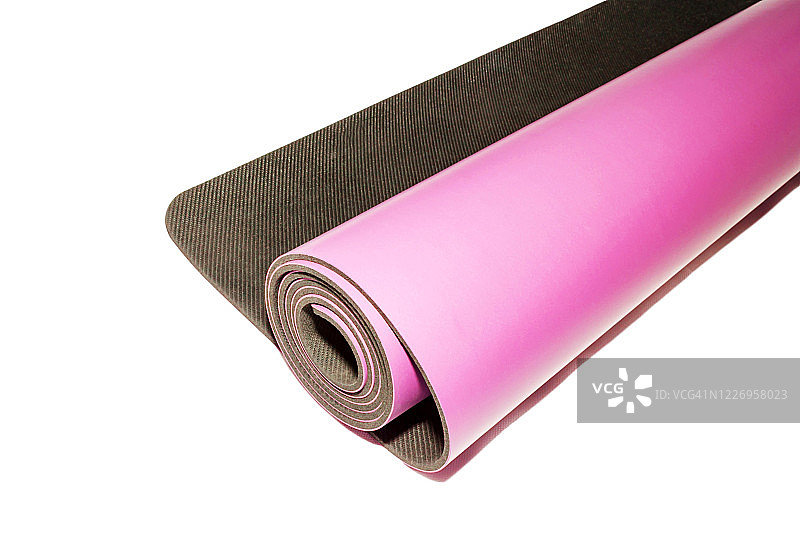 紫色或紫粉色黑色底瑜伽垫，白色背景。健身垫概念图片素材