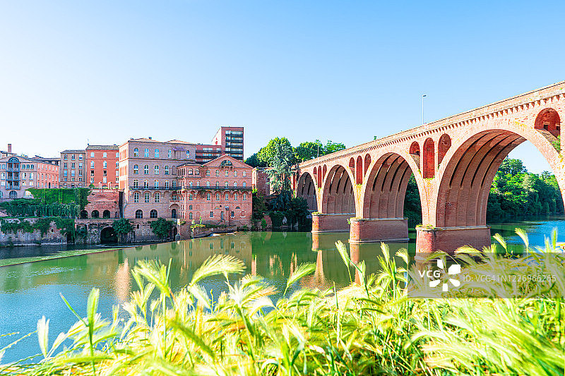 法国阿尔比夏季阳光明媚的一天图片素材