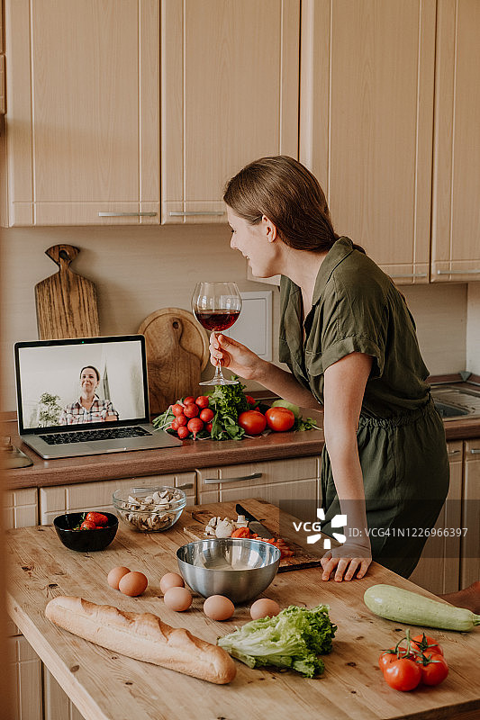隔离期间制作晚餐图片素材
