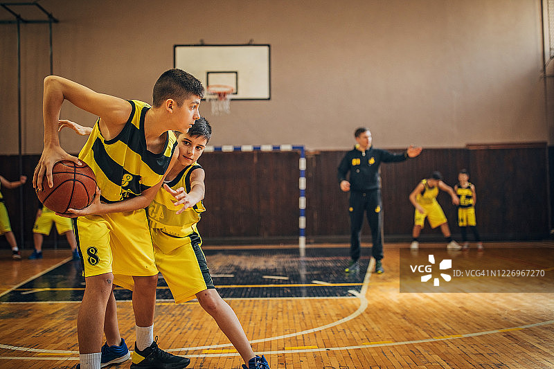 在室内训练的青少年篮球运动员图片素材
