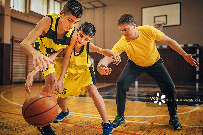 教练指导青少年男孩打篮球图片素材