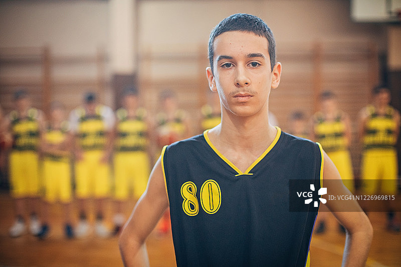 青少年篮球运动员站在队友面前图片素材