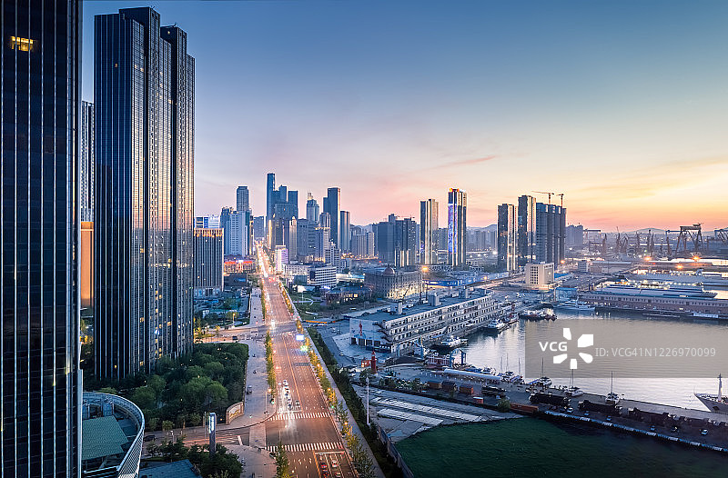 大连中山商务区日落天际线全景图片素材