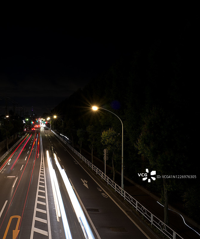 夜间道路车灯长曝光图片素材