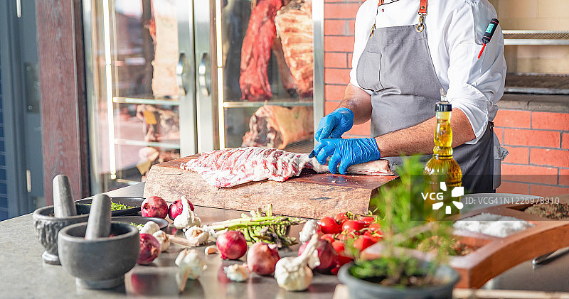 准备羊排肉制作美味晚餐图片素材