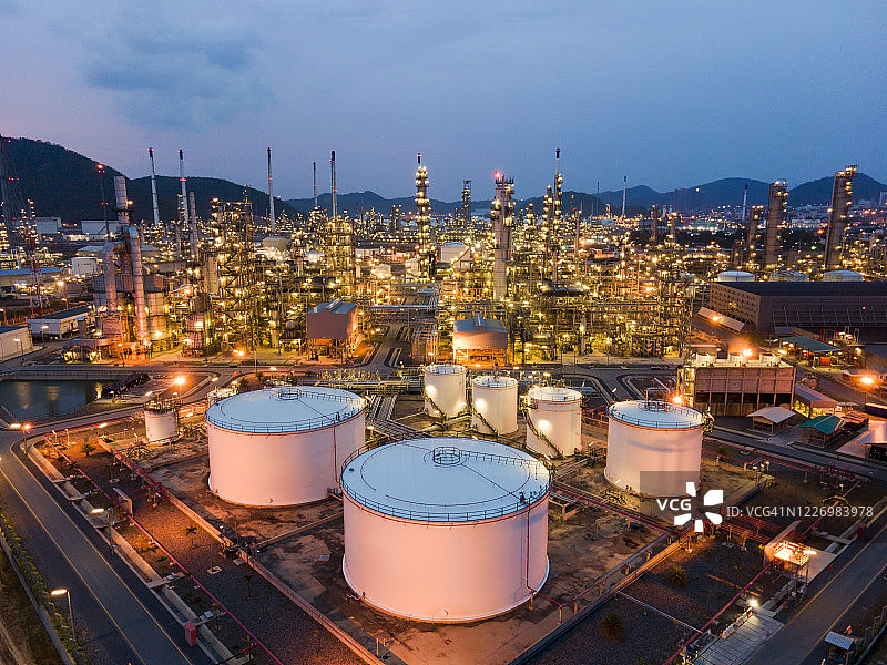 夜间炼油厂图片素材