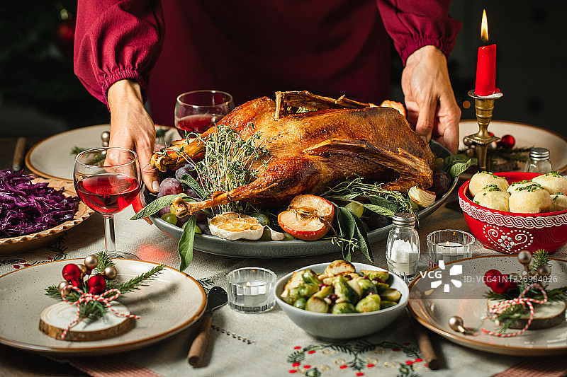 女人为圣诞晚餐摆桌子图片素材