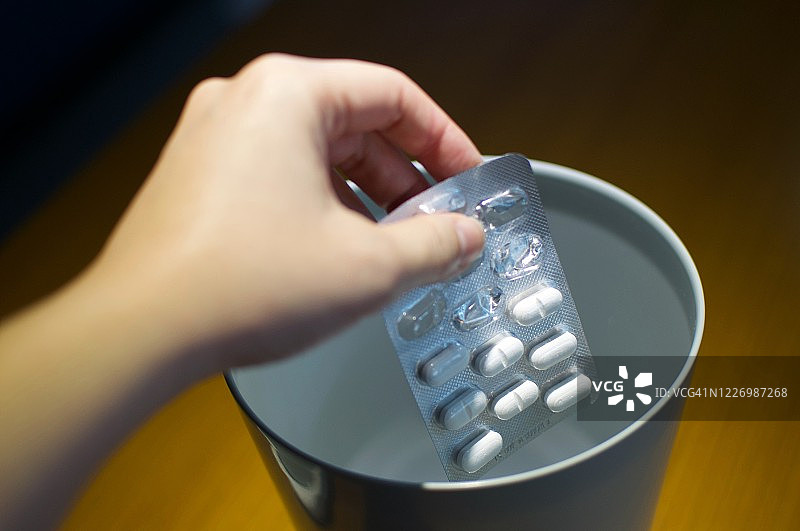 被丢弃的巴西羟氯喹药盒图片素材