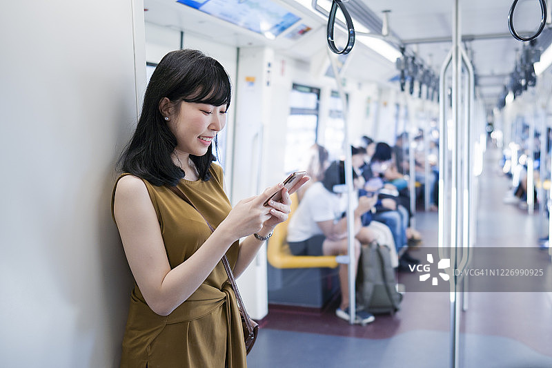 乘坐地铁的女性游客图片素材