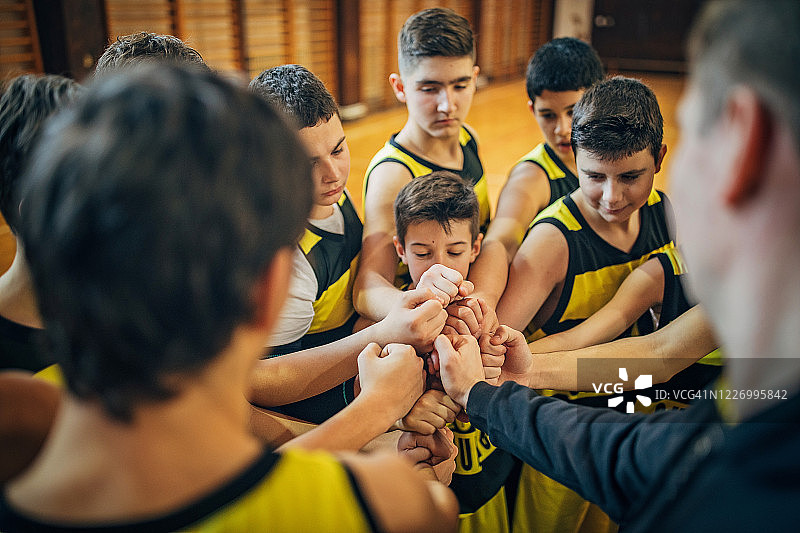 青少年篮球队赛后与教练手牵手图片素材