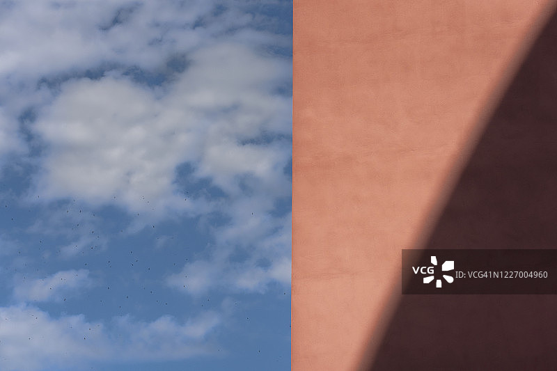 橙色墙壁和天空上的影子图片素材