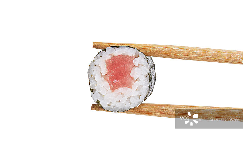 白色背景上孤立的金枪鱼寿司卷和筷子图片素材
