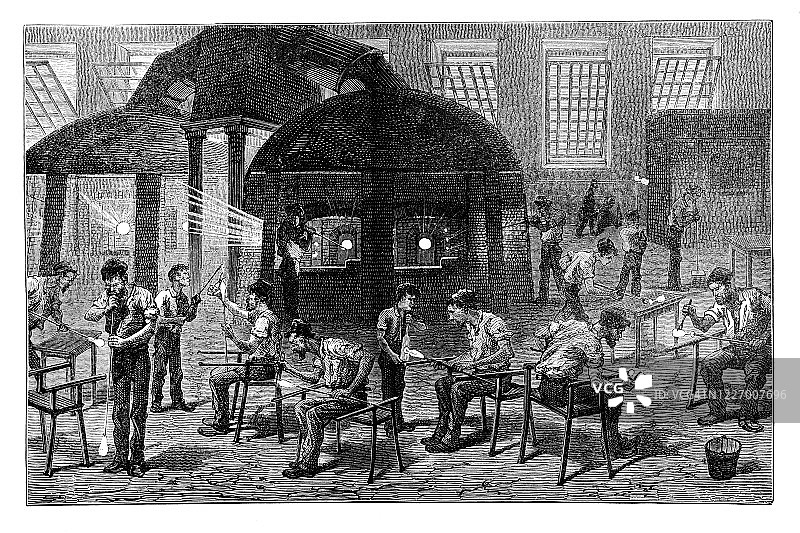 玻璃制造厂内部全景的古老雕刻插图图片素材