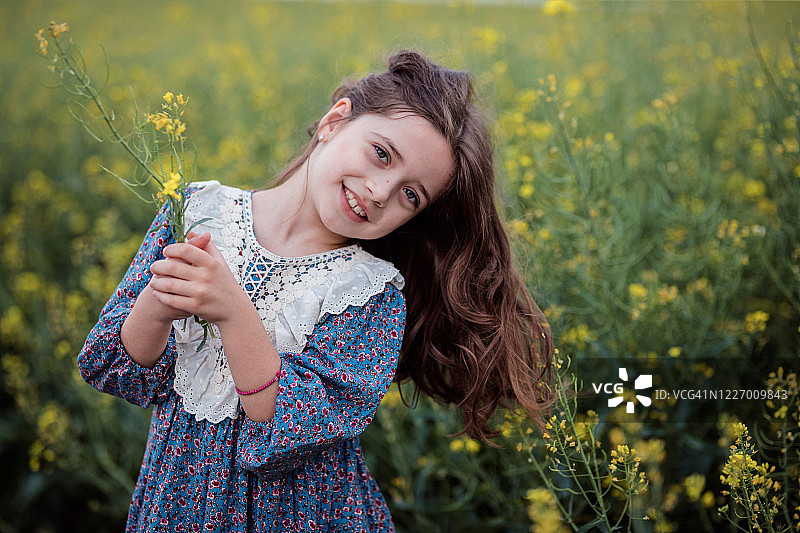 手捧野花的漂亮年轻女孩图片素材