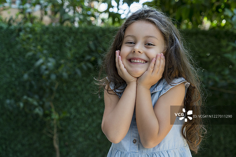 在后院摆姿势的可爱小女孩图片素材