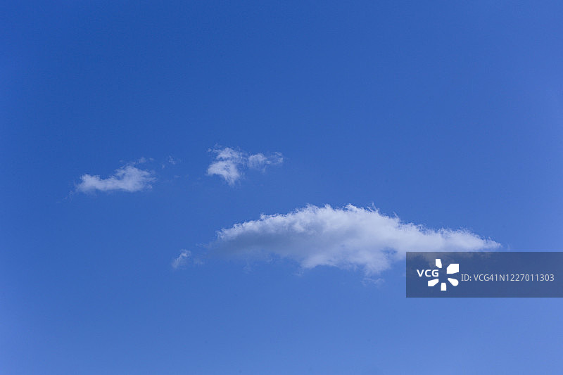 天空中的白色蓬松云朵图片素材