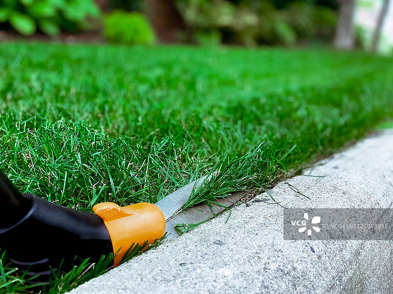 草剪修剪草坪边缘图片素材