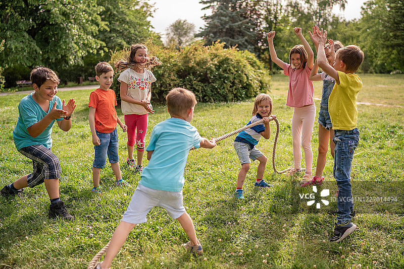 两个男孩在公园里拉绳子图片素材