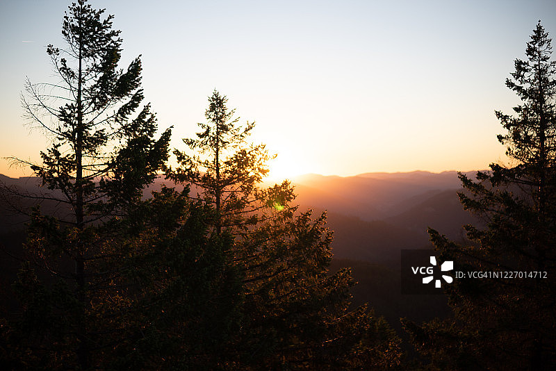 千禧一代露营活动图片图片素材