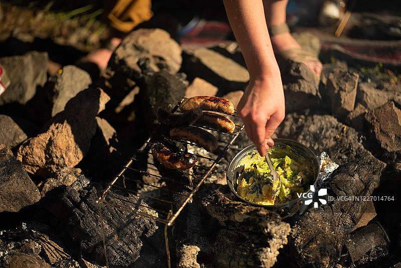 千禧一代露营活动图片图片素材