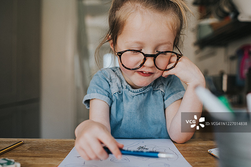 专心致志的孩子图片素材