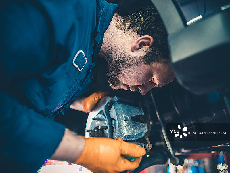 正在修理汽车的汽车修理工图片素材