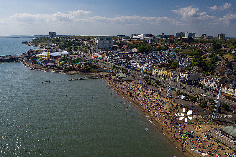 从空中俯瞰拥挤的绍森德海滩，英国埃塞克斯郡绍森德图片素材