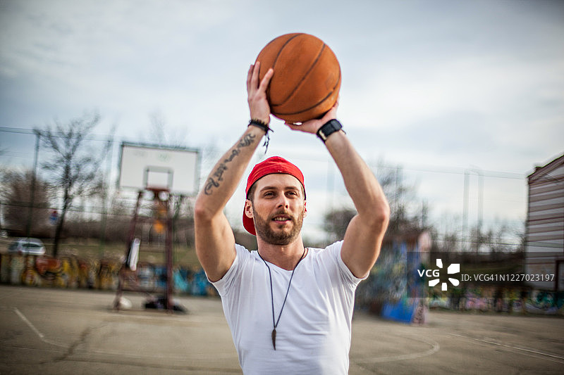 准备投篮的篮球运动员图片素材