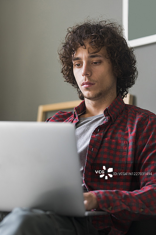 居家学习：认真大学生使用电脑参加在线课程图片素材