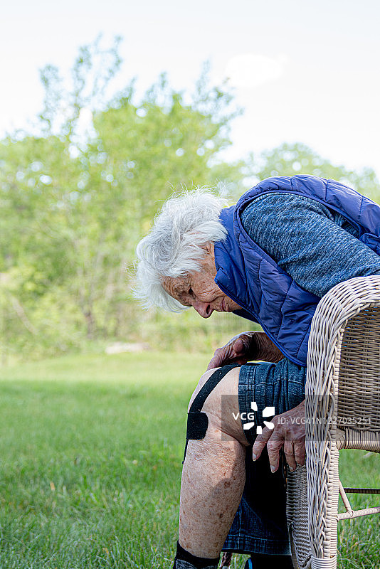 夏季户外中午年长的白人妇女膝关节炎疼痛图片素材