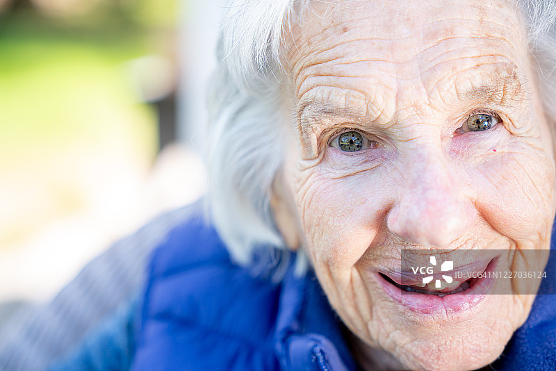 夏日户外，拥有独特雀斑和美丽眼睛的年长白人女性图片素材