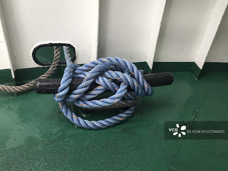 系在船栓上的缆绳图片素材