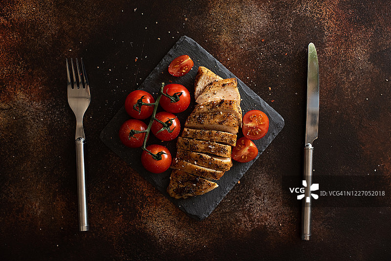 烤盘上的烤鸡腿和蔬菜图片素材