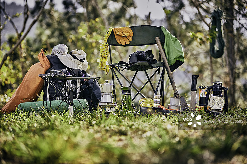 在野外山区徒步旅行的装备和配件图片素材
