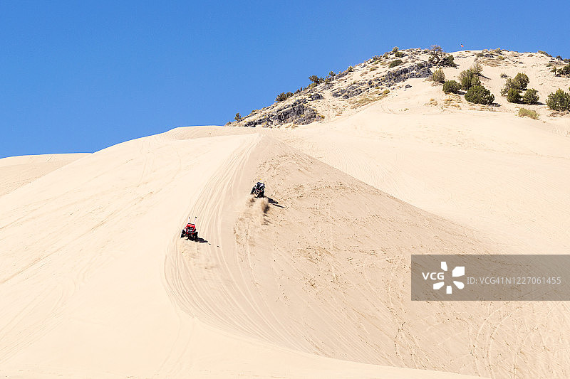 在小撒哈拉娱乐区沙丘上行驶的越野车图片素材